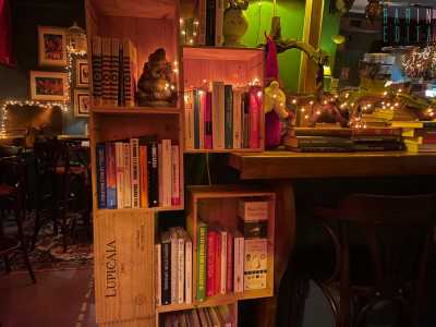 Se non sono le comitive chi frequenta allora il coktail bar? �Piccoli gruppi di amici e soprattutto coppie � afferma il titolare -. L�atmosfera del resto concilia il romanticismo, tra libri sistemati ovunque...